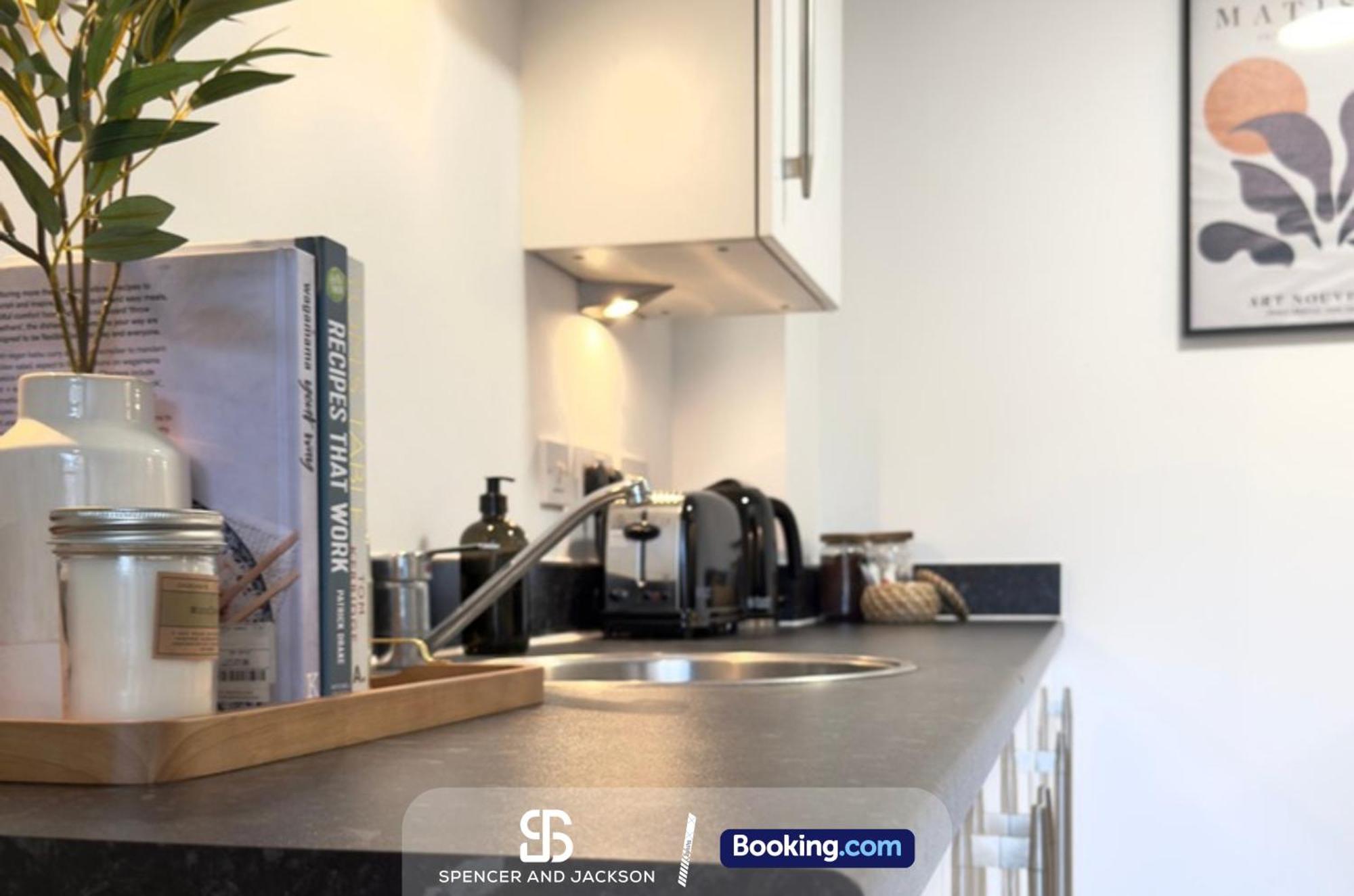 1 Bedroom City Centre Apartment Near The University And Bodleian Library By Spencer And Jackson Short Lets & Serviced Accommodation Oxford Extérieur photo